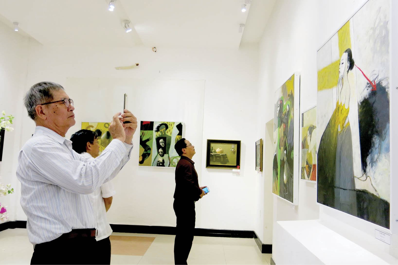 Thiết chế văn hóa Thiếu  lạc hậu