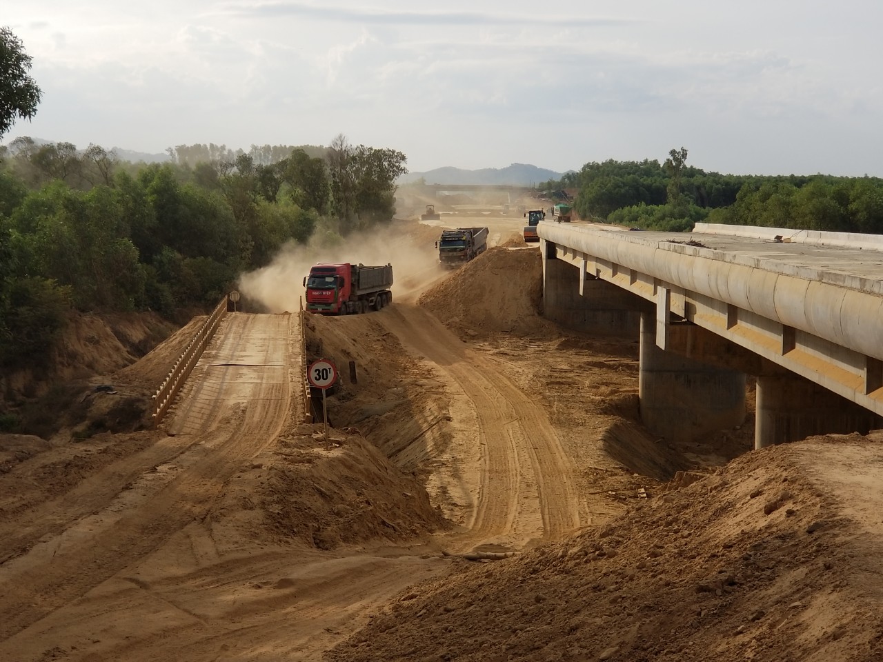 Đảm bảo nguồn cung vật liệu san lấp cho cao tốc Bắc - Nam