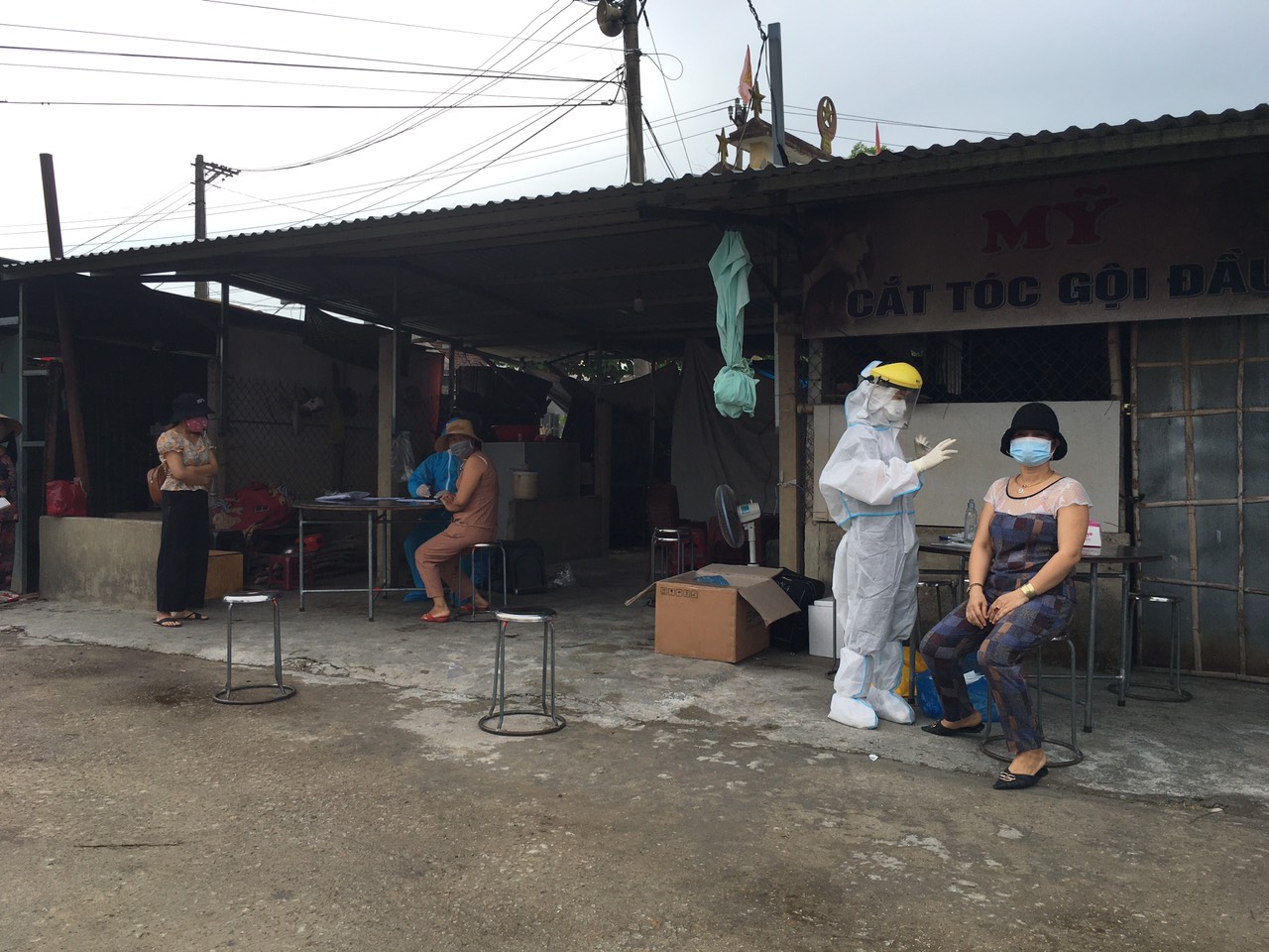 Hương Phong xét nghiệm tiểu thương và khách hàng đến chợ Thanh Phước