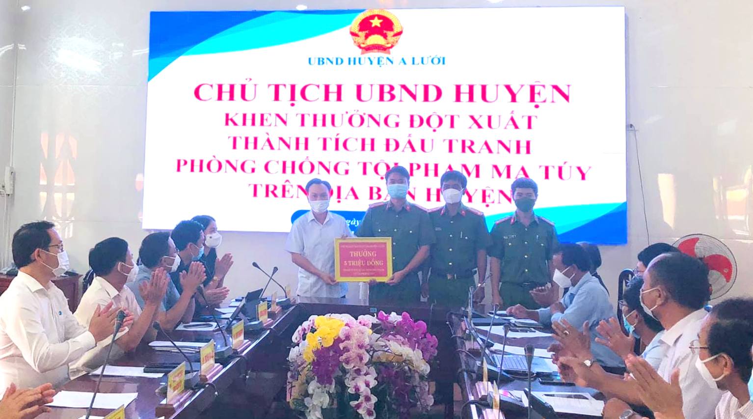 Khen thưởng đột xuất thành tích đấu tranh phòng chống tội phạm ma túy