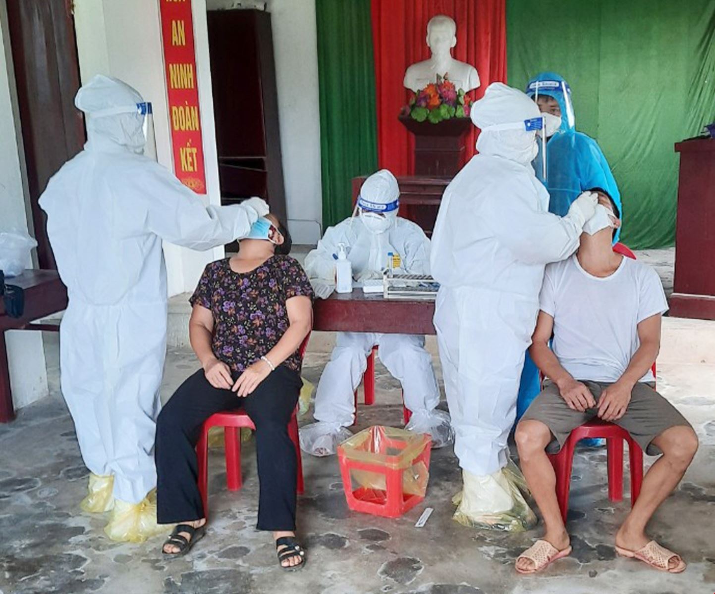 Đối tượng nào phải sử dụng phương tiện phòng hộ cá nhân trong phòng chống dịch
