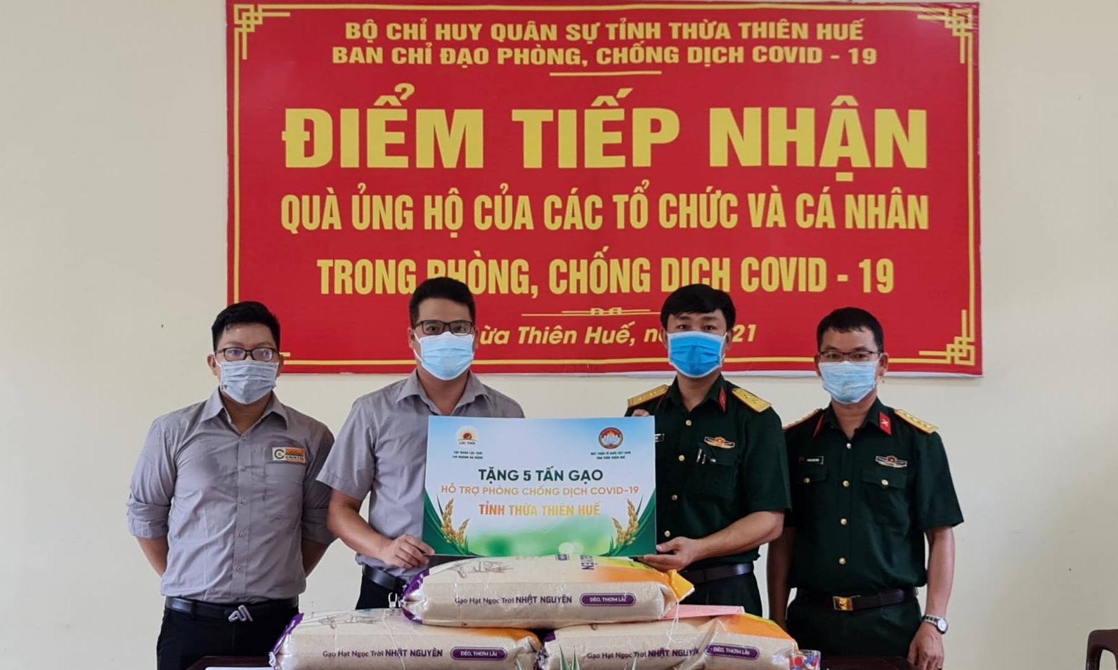 Tặng 5 tấn gạo cho khu cách ly
