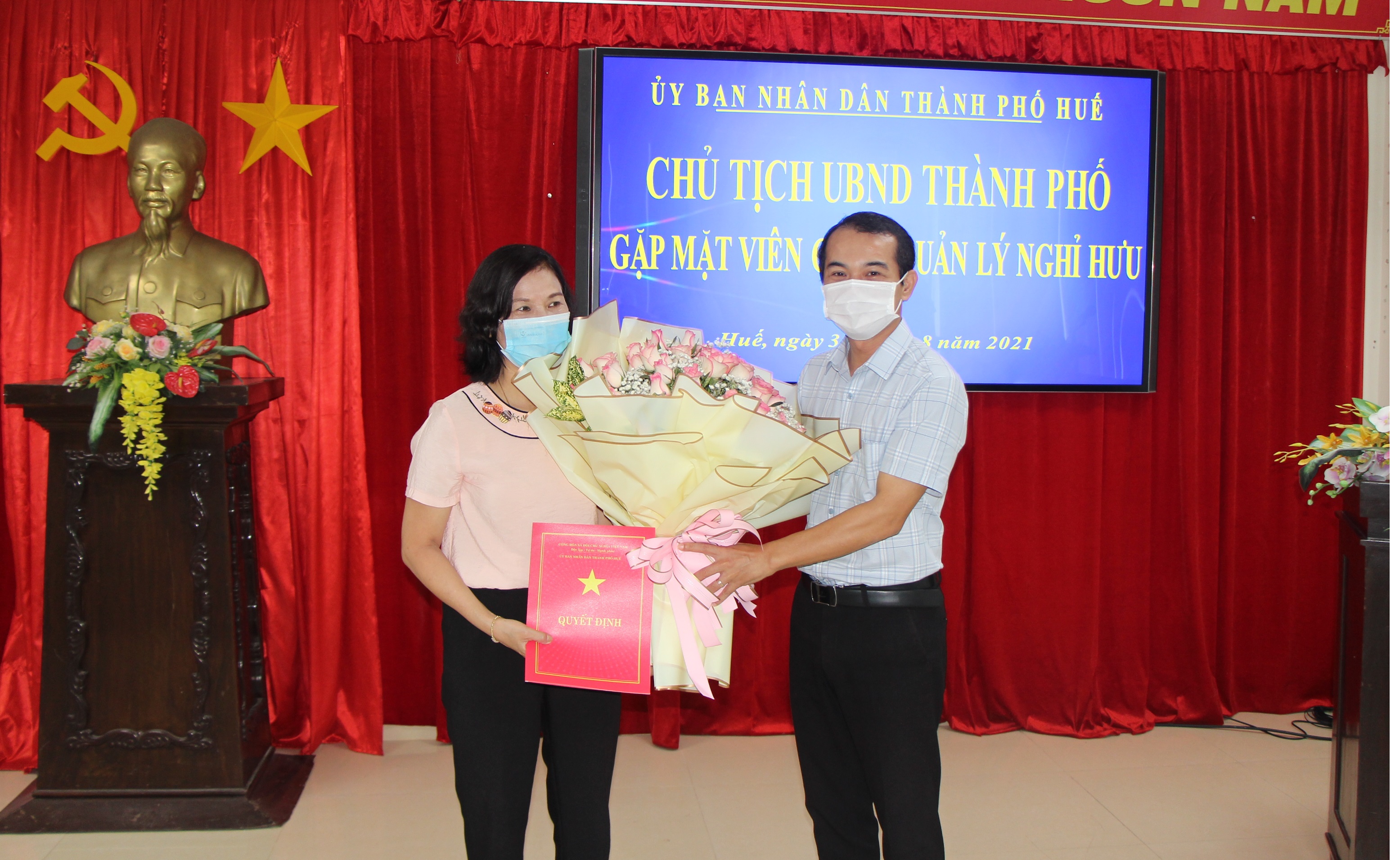 TP Huế gặp mặt viên chức quản lý nghỉ hưu