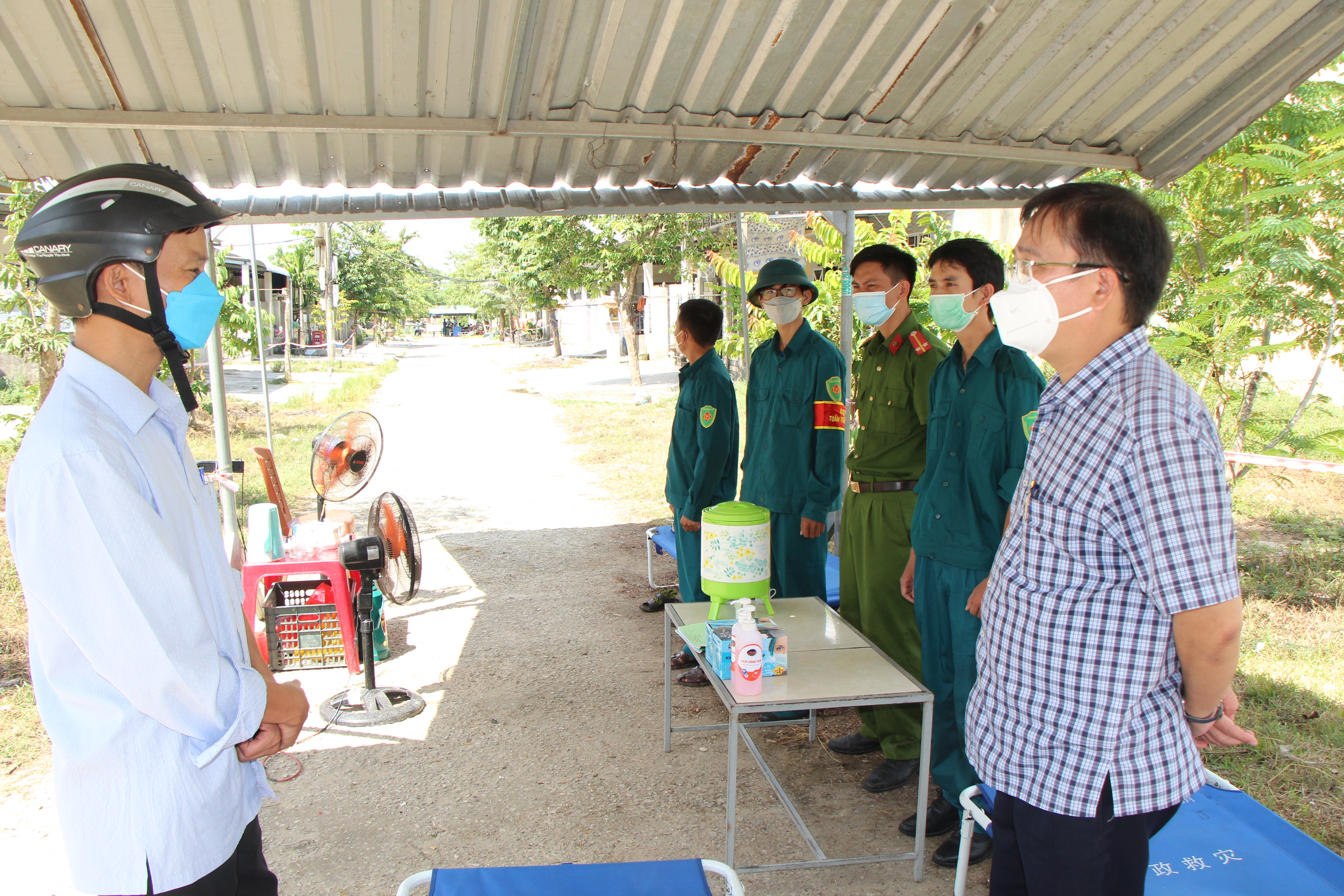 Quản lý chặt các điểm giãn cách và phong tỏa, đảm bảo đời sống người dân