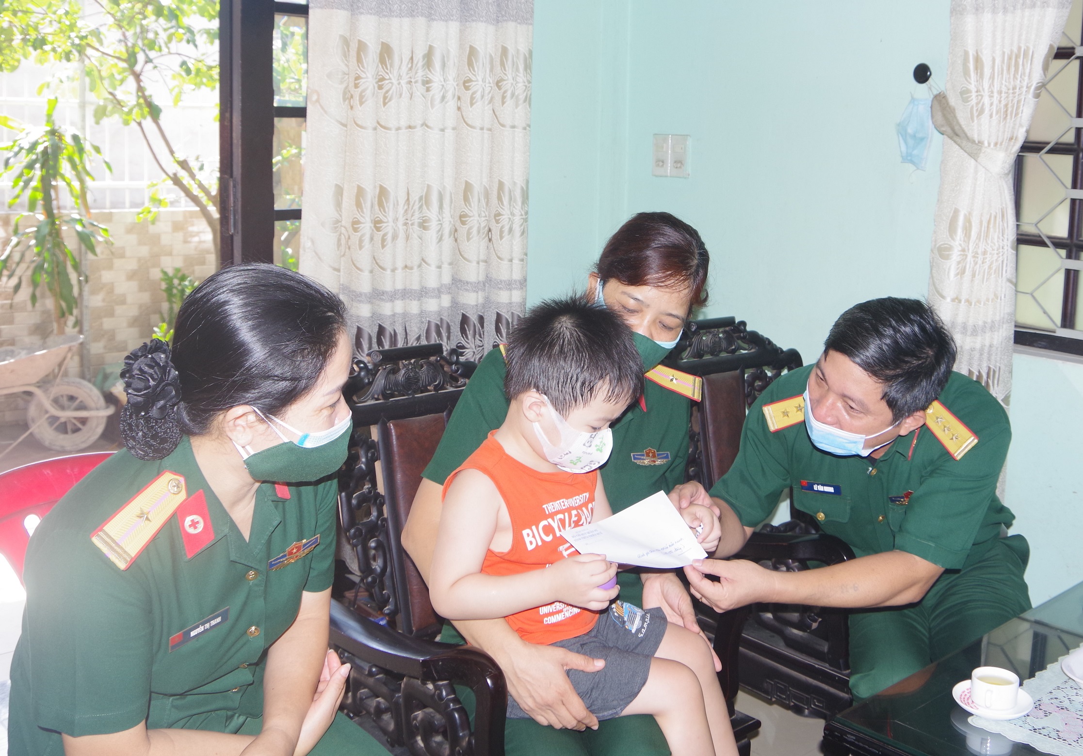 Thăm tặng quà gia đình liệt sĩ, người có công