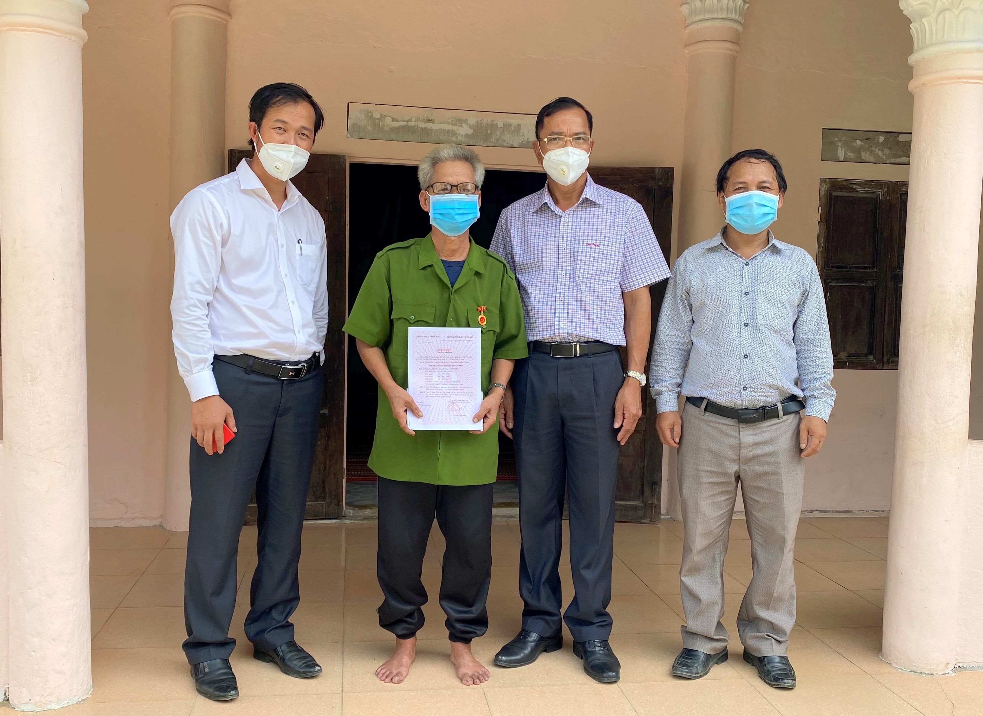 A Lưới Trao tặng Huy hiệu Đảng tại nhà cho đảng viên