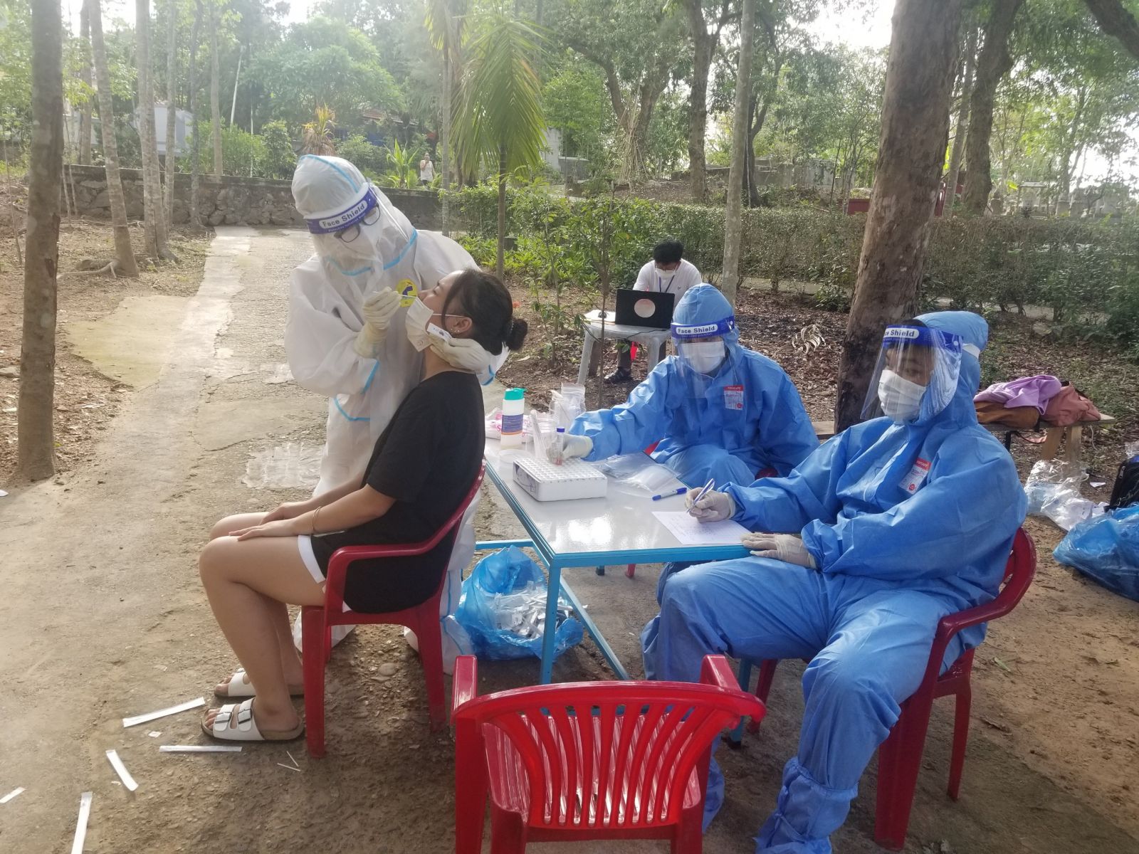 Truy vết, lấy mẫu xét nghiệm liên quan đến 3 ca dương tính với SARS - CoV-2 ở TP Huế