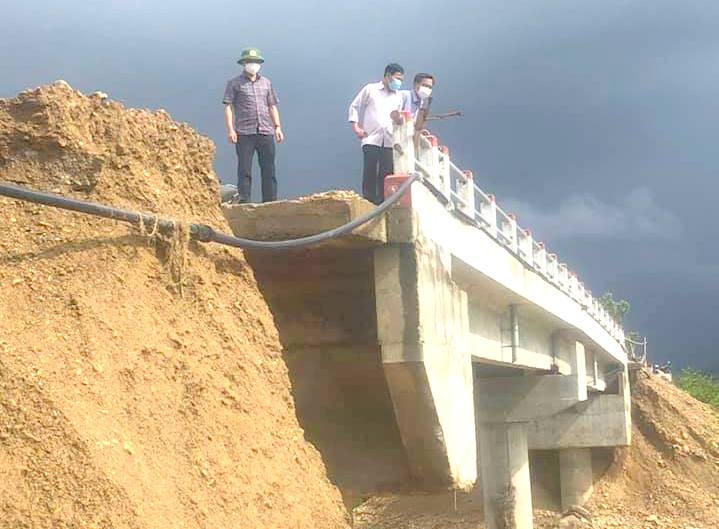 Mưa lớn gây sạt lở mố cầu Khe Chaih, xã Đông Sơn