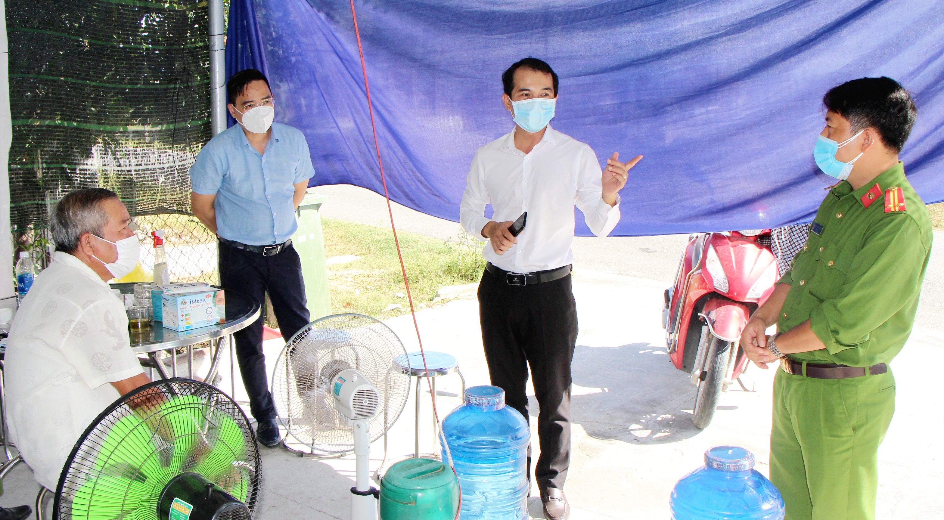 Kiểm tra công tác phòng chống dịch tại xã Hải Dương và thăm người dân vùng giãn cách, phong tỏa