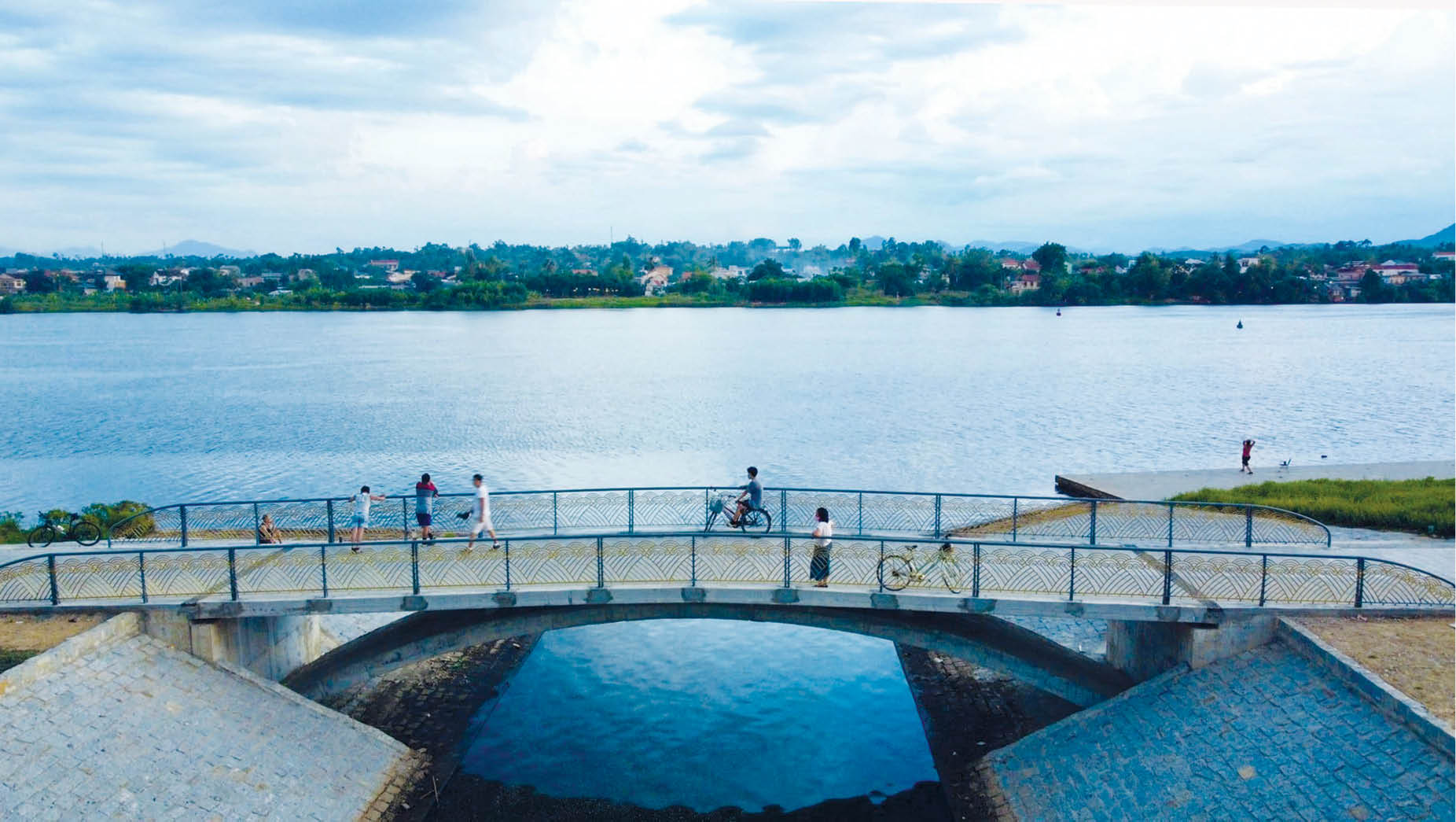 Hoa văn trang phục cung đình trên tuyến đường đi bộ
