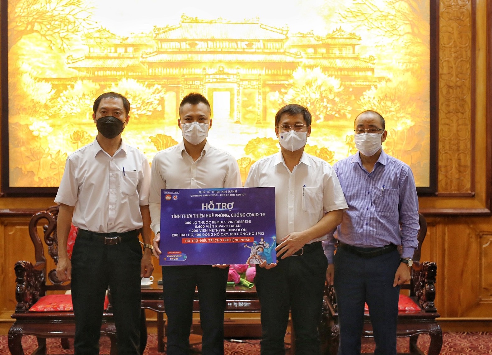 Tiếp nhận thuốc điều trị COVID-19 từ Quỹ từ thiện Kim Oanh