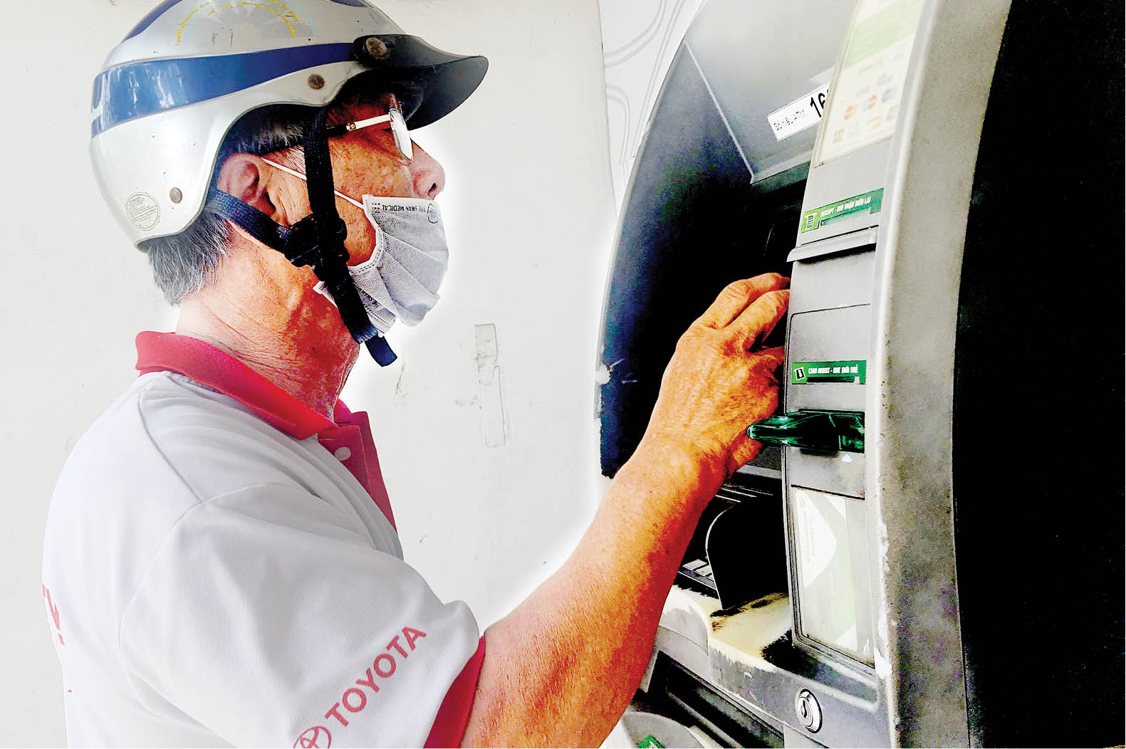 Nhận lương hưu qua thẻ ATM Tăng hiệu quả phòng dịch