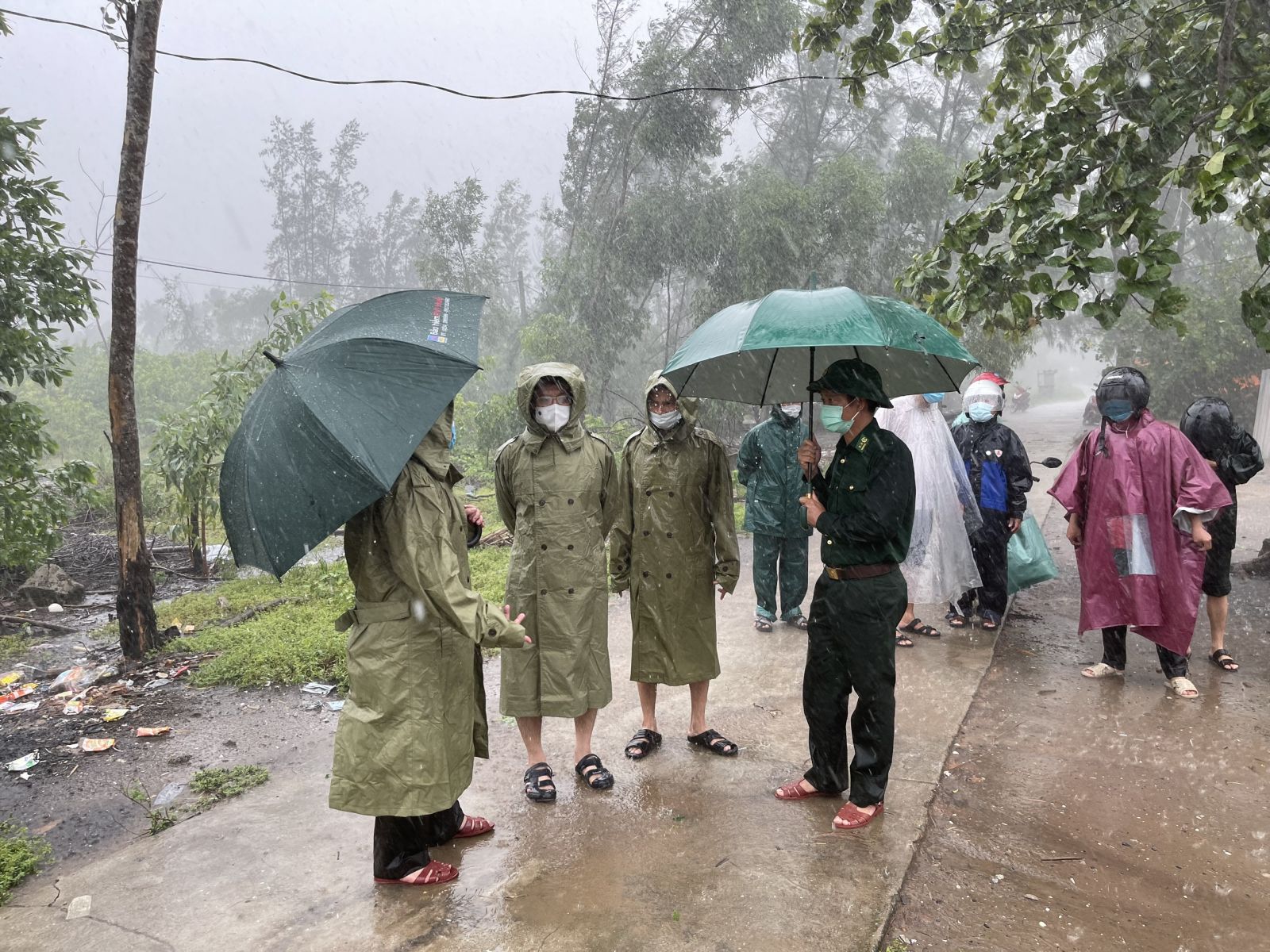 Vừa phòng chống bão số 5 vừa phòng chống dịch