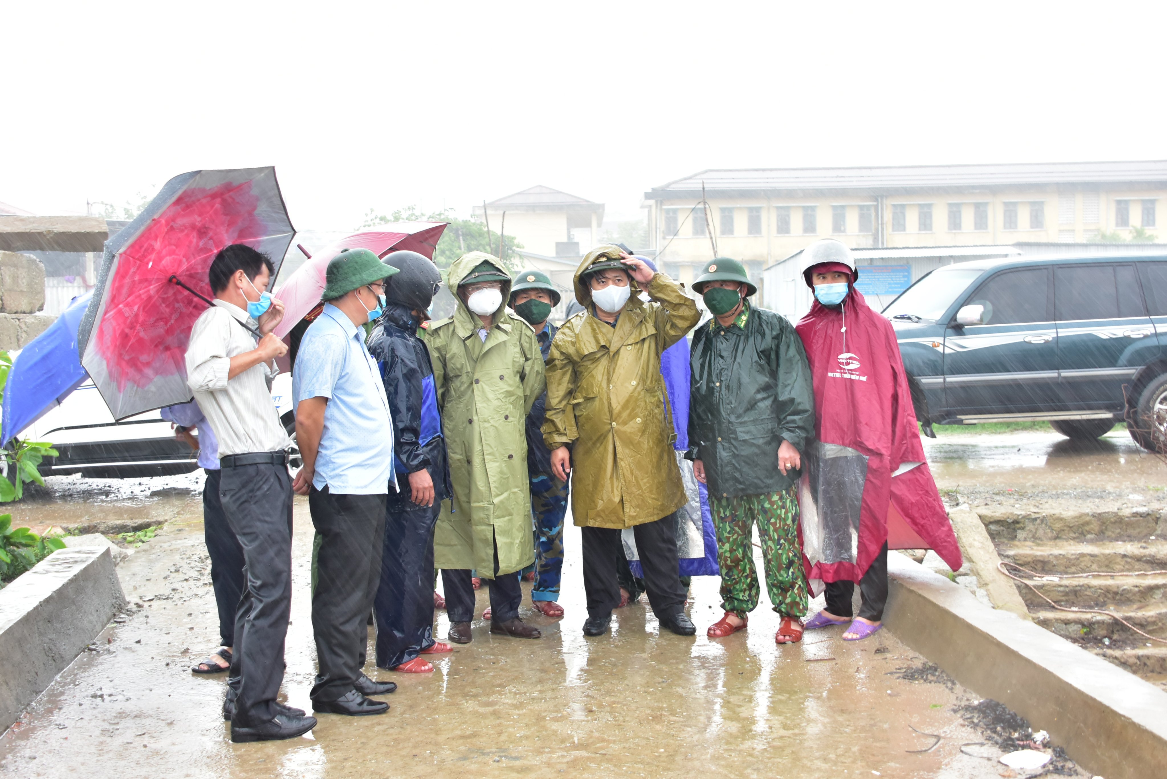 Tuyệt đối không để người ở lại trên tàu thuyền, lồng bè khi gió mạnh, mưa lũ lớn