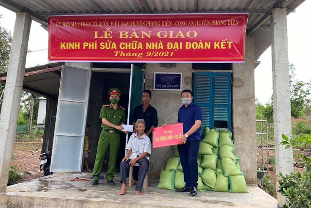 Bàn giao nhà Đại đoàn kết cho gia đình ông Phạm Bân