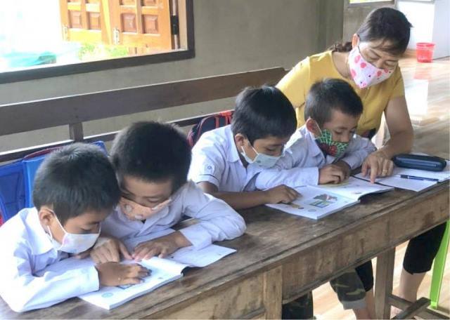 Khó chồng khó, giáo viên về nhà hướng dẫn học sinh