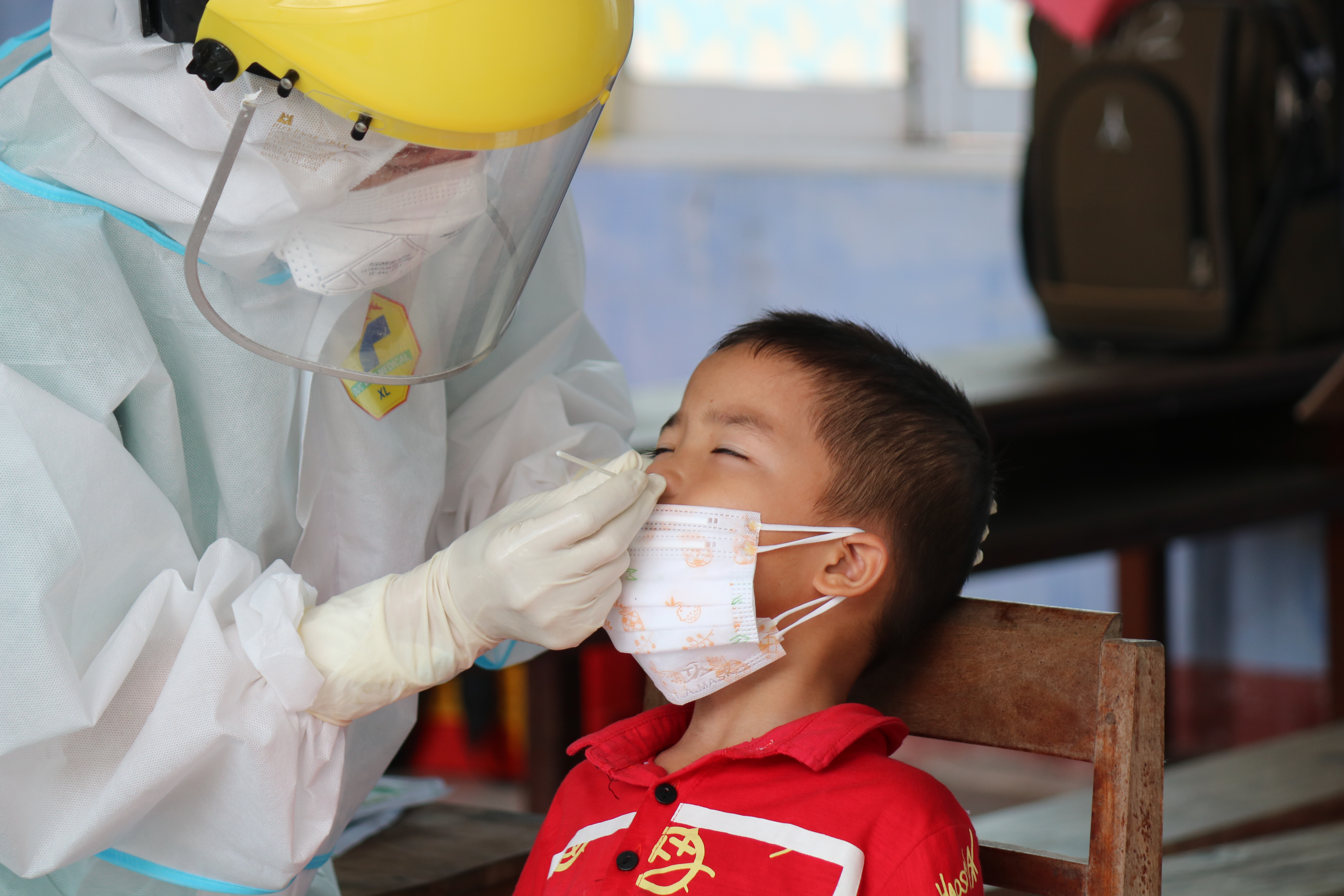 Tăng tốc tiêm chủng và phổ biến rộng test nhanh SARS-CoV-2