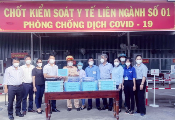 Thăm, tặng quà lực lượng công tác tại các chốt kiểm soát y tế