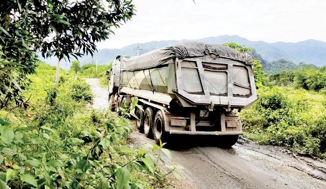 Đóng cửa mỏ vẫn cho phương tiện vào khai thác đá