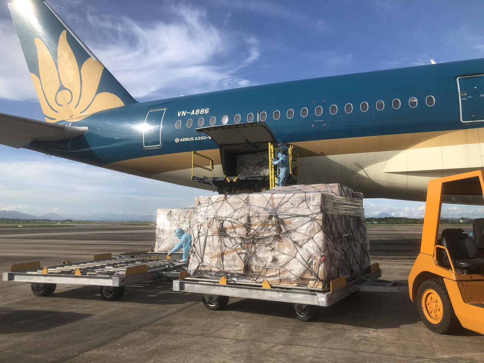 Quỹ Temasek Singapore hỗ trợ Việt Nam trang thiết bị y tế chống dịch COVID-19