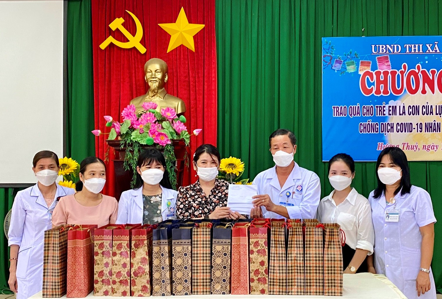 Trao quà, học bổng cho trẻ em khó khăn và con y, bác sĩ tham gia phòng chống COVID - 19