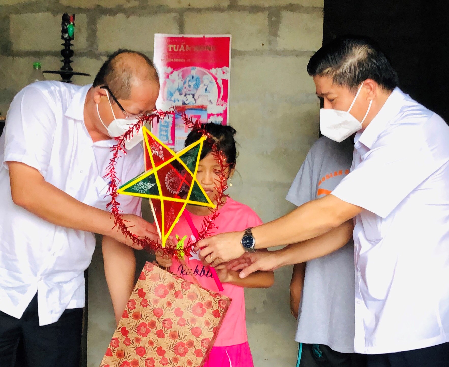 Trao quà Trung thu cho trẻ em nghèo, khuyết tật có hoàn cảnh khó khăn