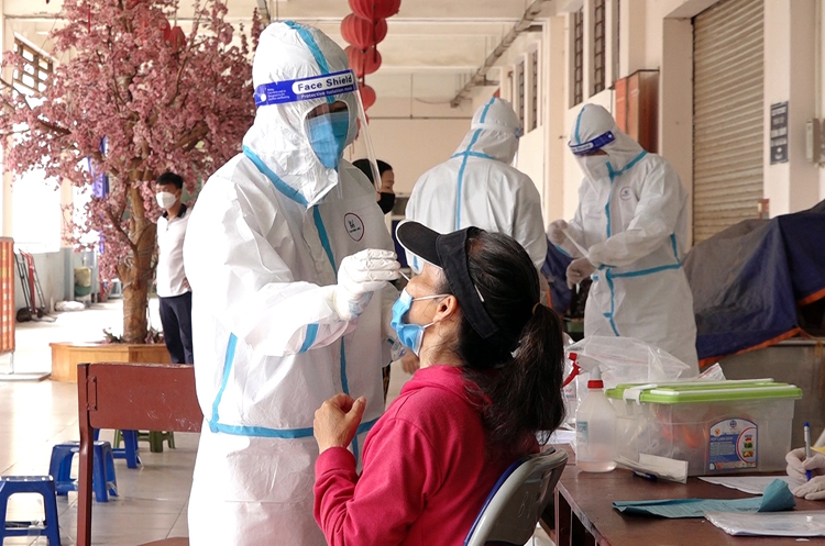 Yêu cầu xét nghiệm nhanh hàng tuần cho người làm việc tại các chợ