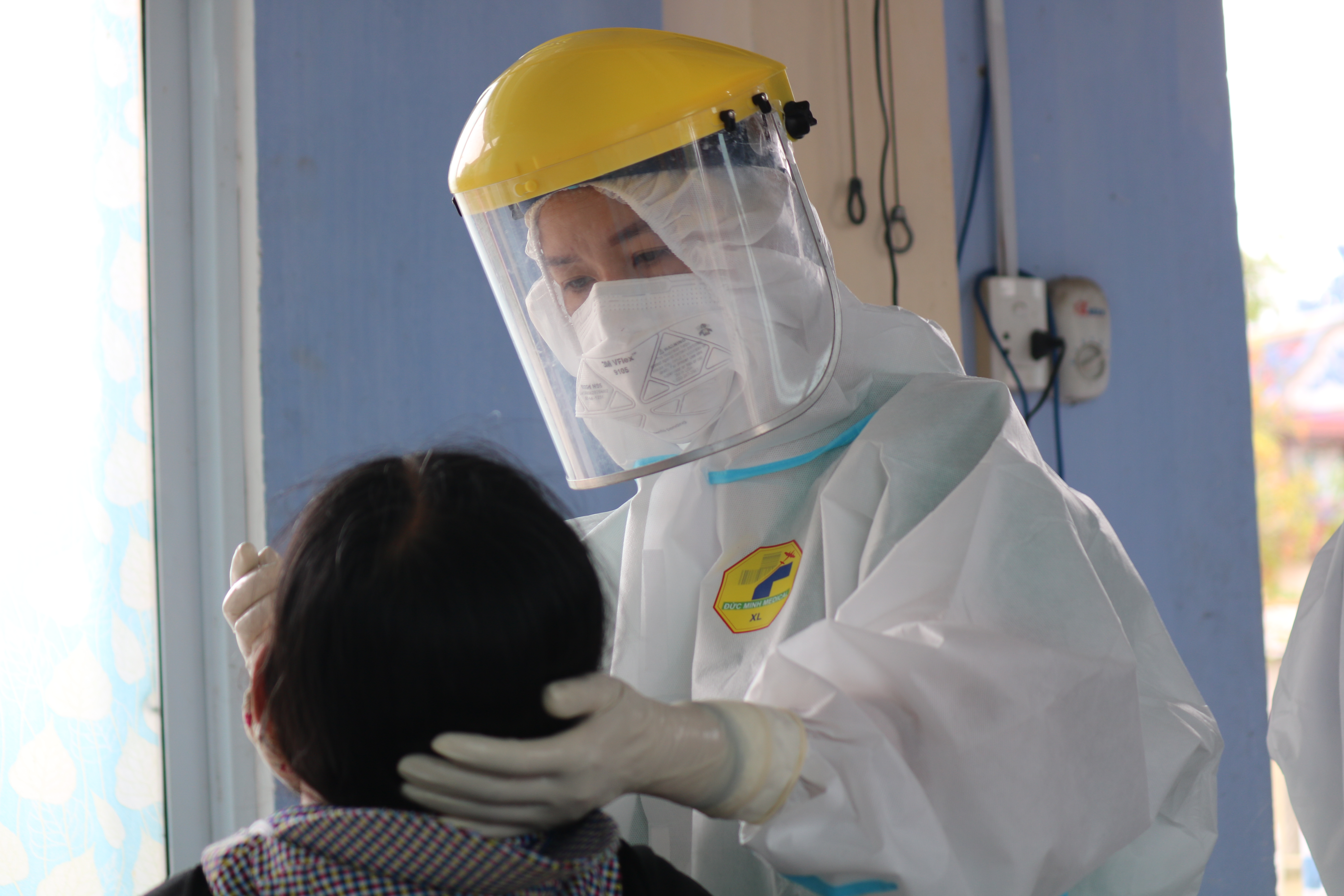 F2 sẽ được giải phóng và tự theo dõi khi F1 xét nghiệm PCR lần 3 âm tính