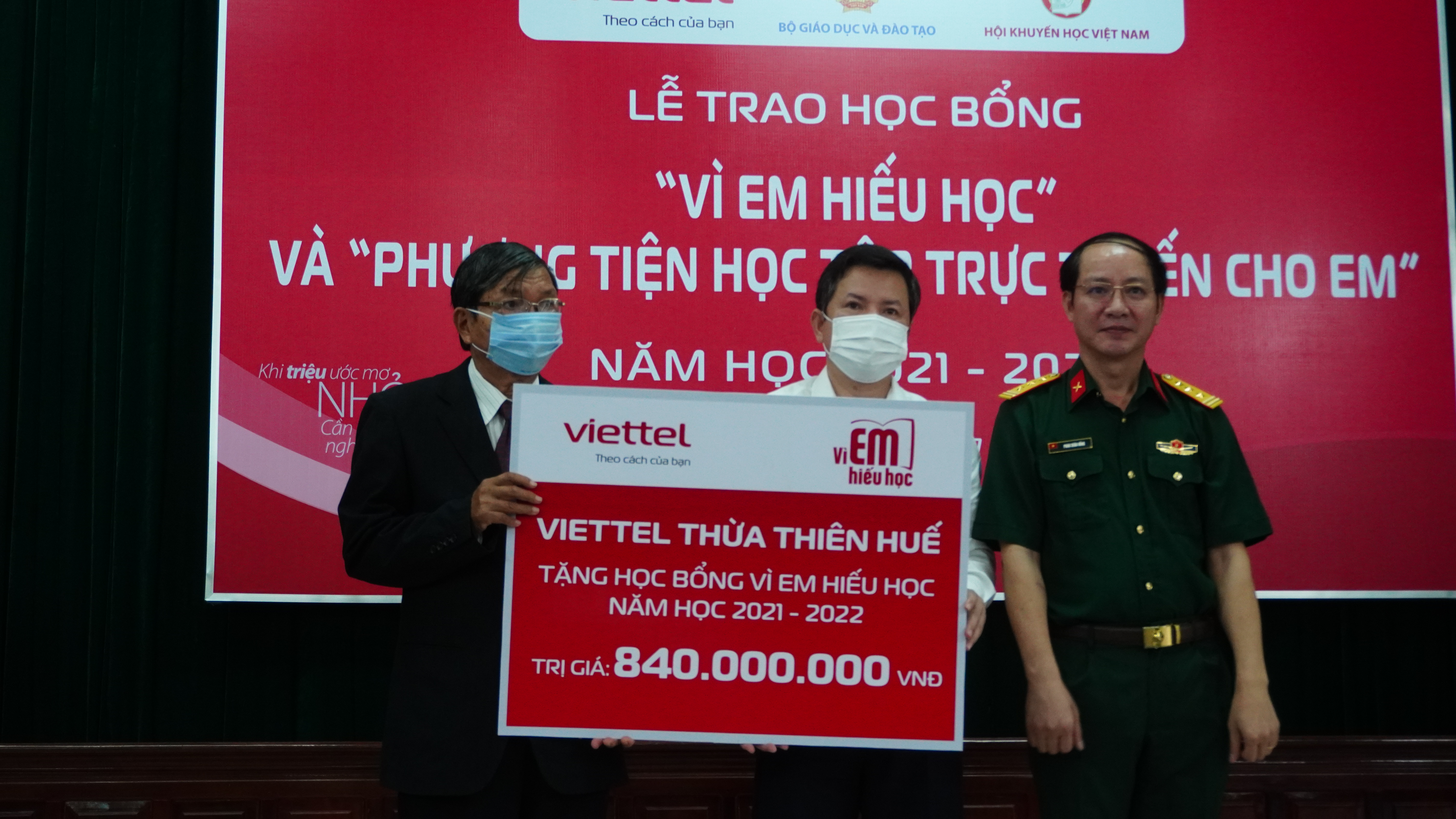 Viettel trao 420 suất học bổng Vì em hiếu học