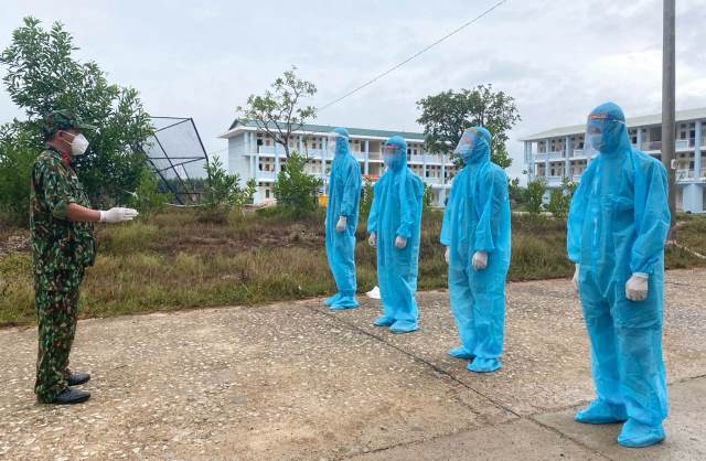 Bác sĩ quân y nơi tuyến đầu chống dịch