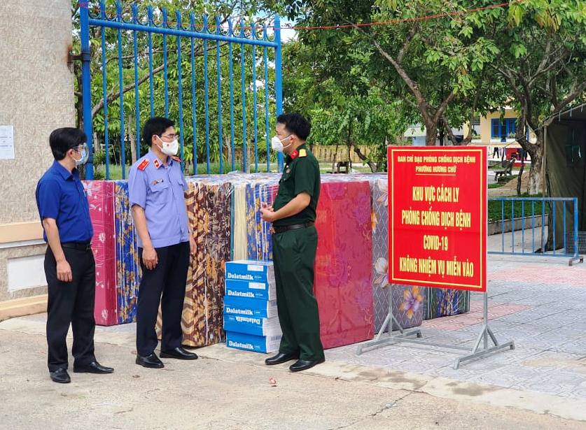 Đoàn Đại biểu Quốc hội tỉnh tặng 70 tấm nệm cho học sinh cách ly y tế tại Hương Chữ