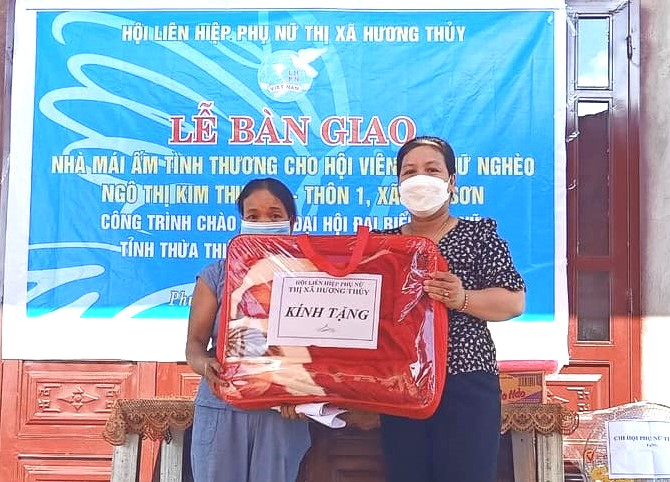 Bàn giao “Mái ấm tình thương” cho hội viên phụ nữ nghèo