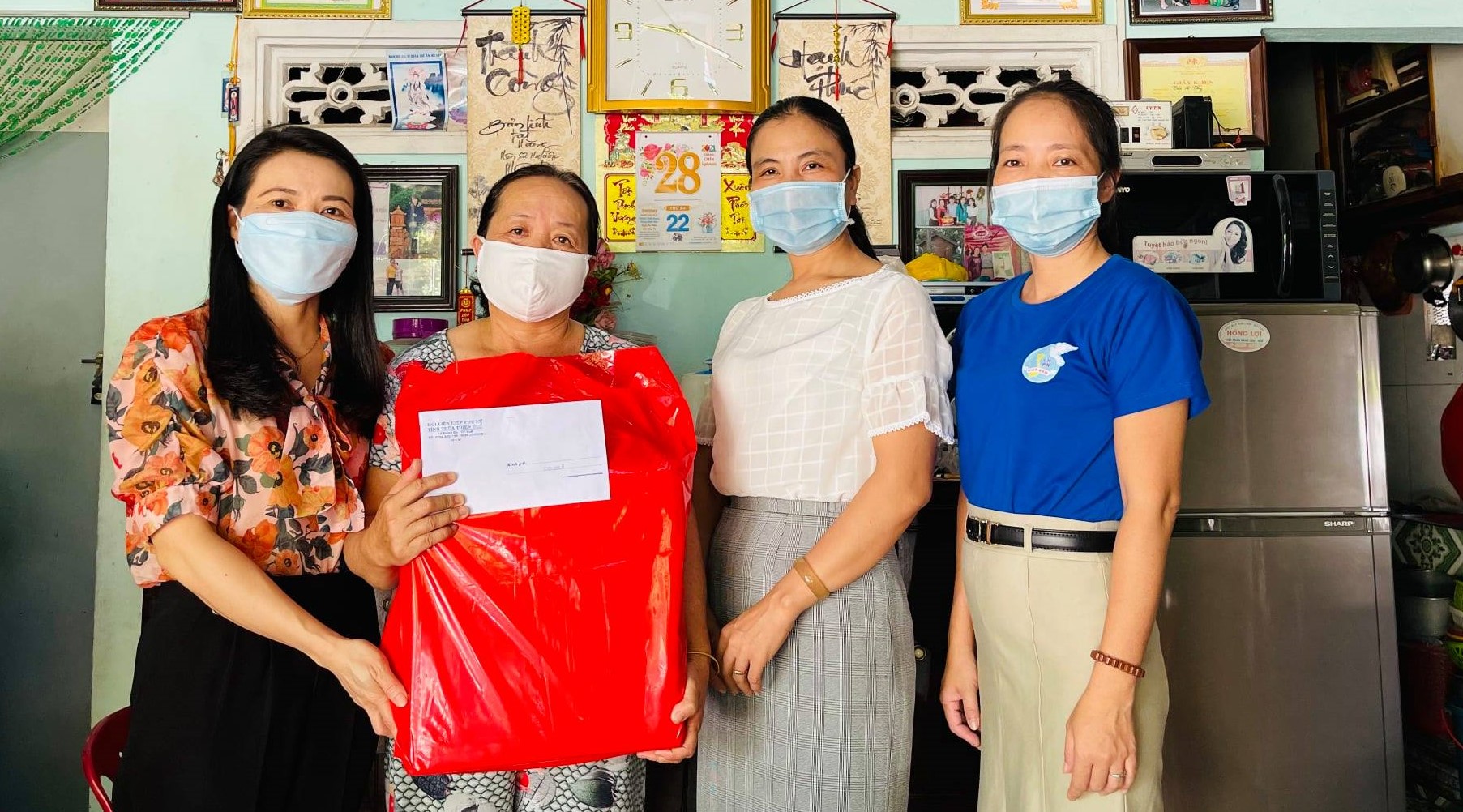 Trao 50 suất quà cho các chị em tích cực tham gia phòng chống dịch