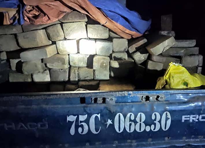 Bắt giữ xe vận chuyển 71 thanh gỗ trái phép trong đêm