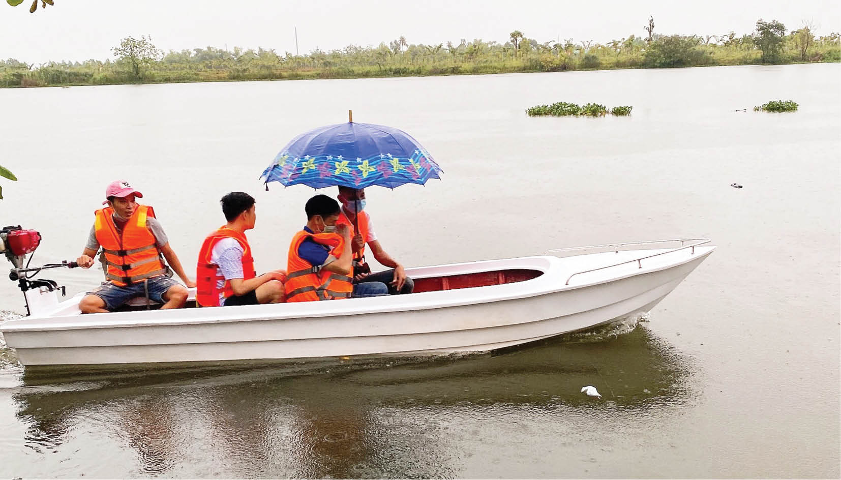 Chàng trai trẻ cải tiến ca-nô vượt lũ