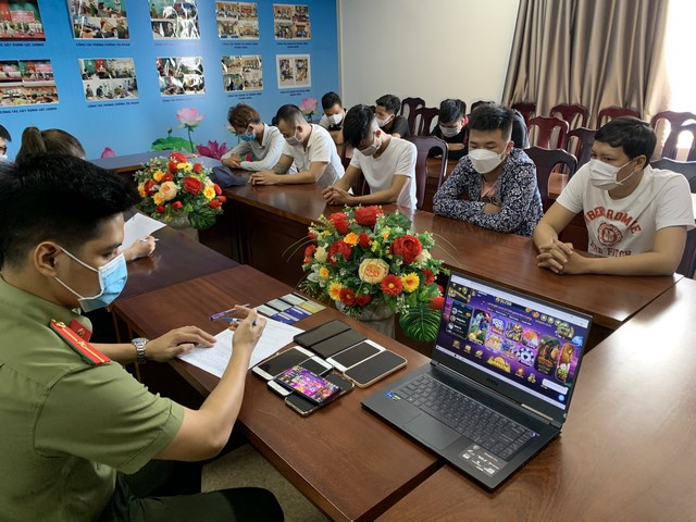 Bắt đối tượng đánh bạc bằng hình thức game online với tổng tang số khoảng 900 triệu đồng