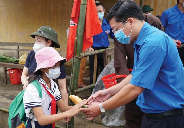 Sức trẻ trên mặt trận chống dịch