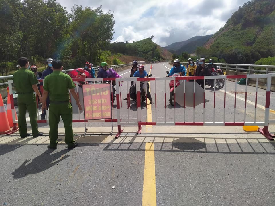 Nam Đông hỗ trợ người dân trên đường về quê qua tuyến cao tốc La Sơn - Túy Loan