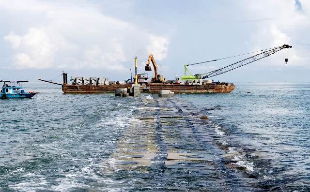 Đẩy nhanh tiến độ công trình kè biển, giao thông