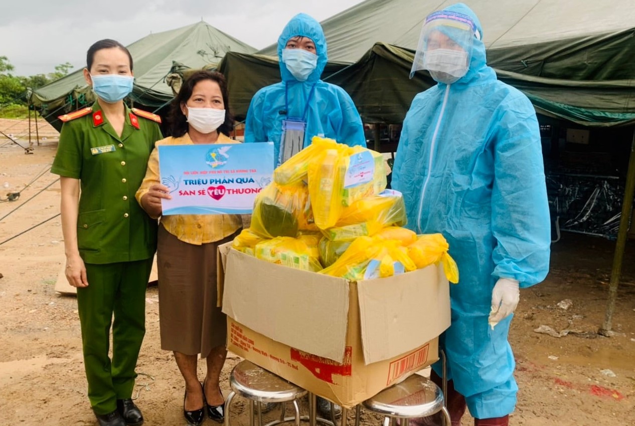 Trao hơn 2 300 suất quà cho người dân về quê tránh dịch