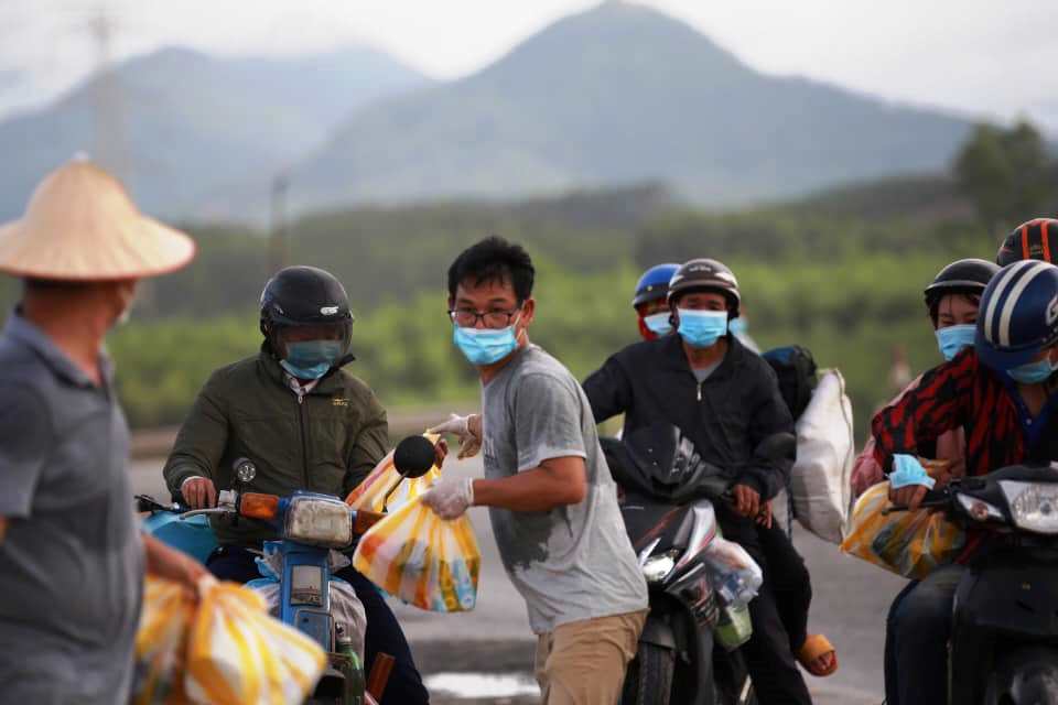 Giúp người dân về quê trong mưa