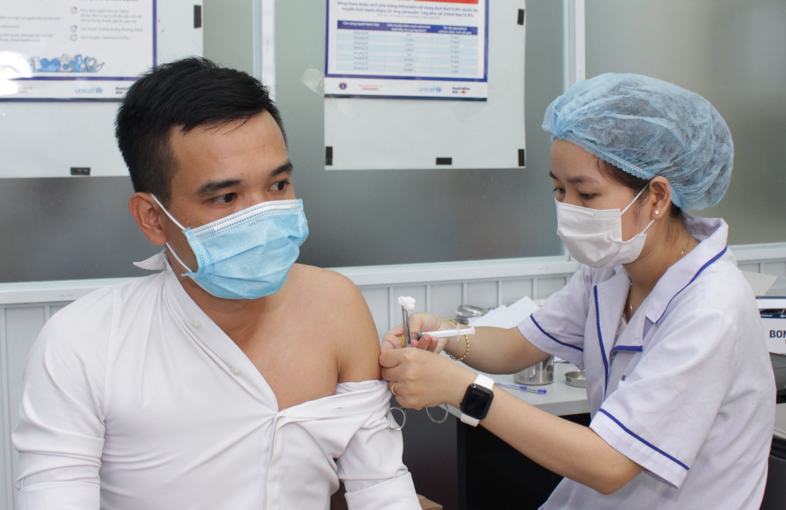 Khẩn trương hoàn thành tiêm 350 000 liều vắc-xin Verocell trước 20 10