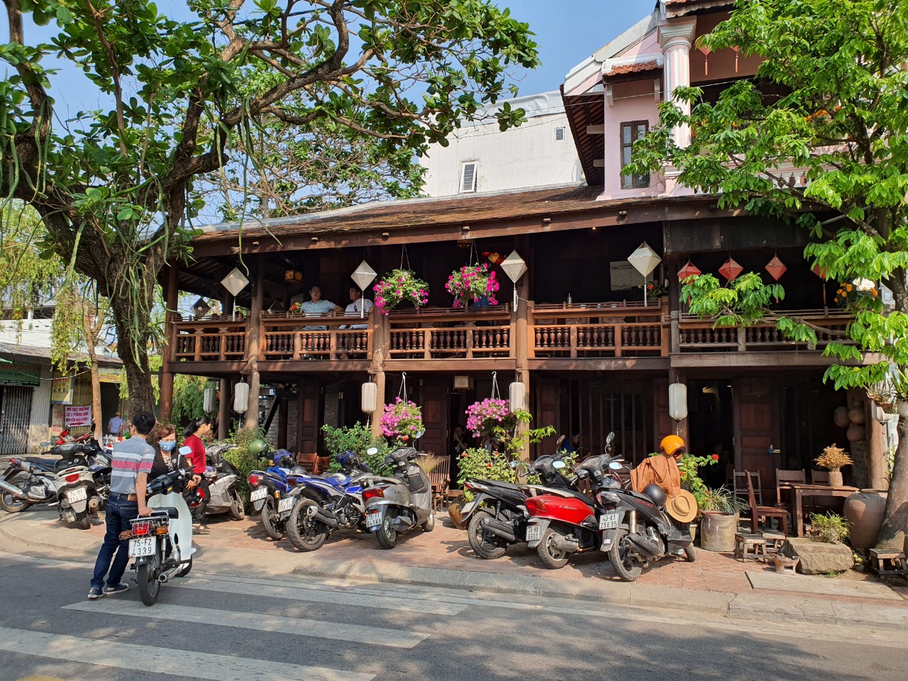 Nhiều người mở cà phê