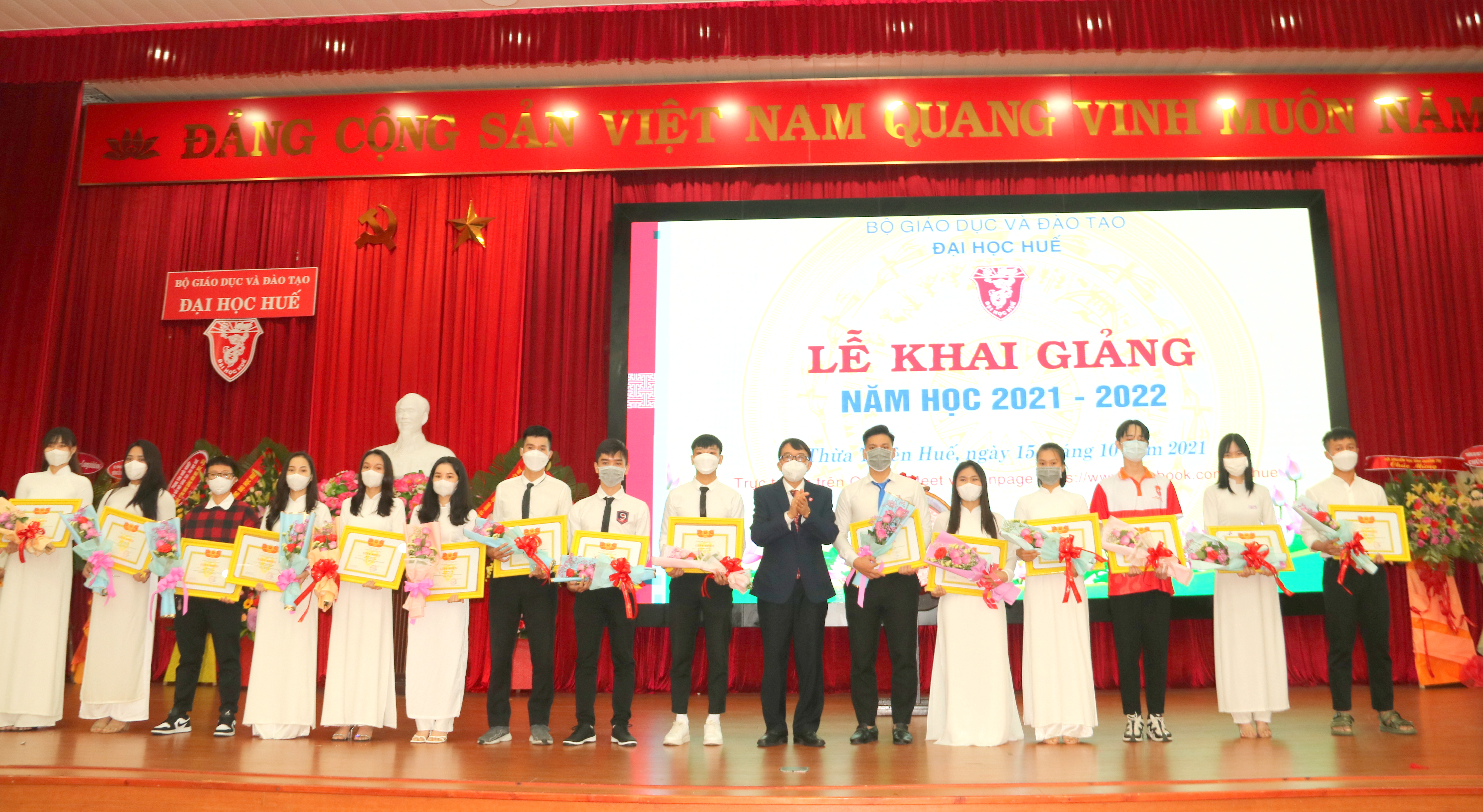 Lần đầu tiên, Đại học Huế tổ chức khai giảng trực tiếp kết hợp trực tuyến