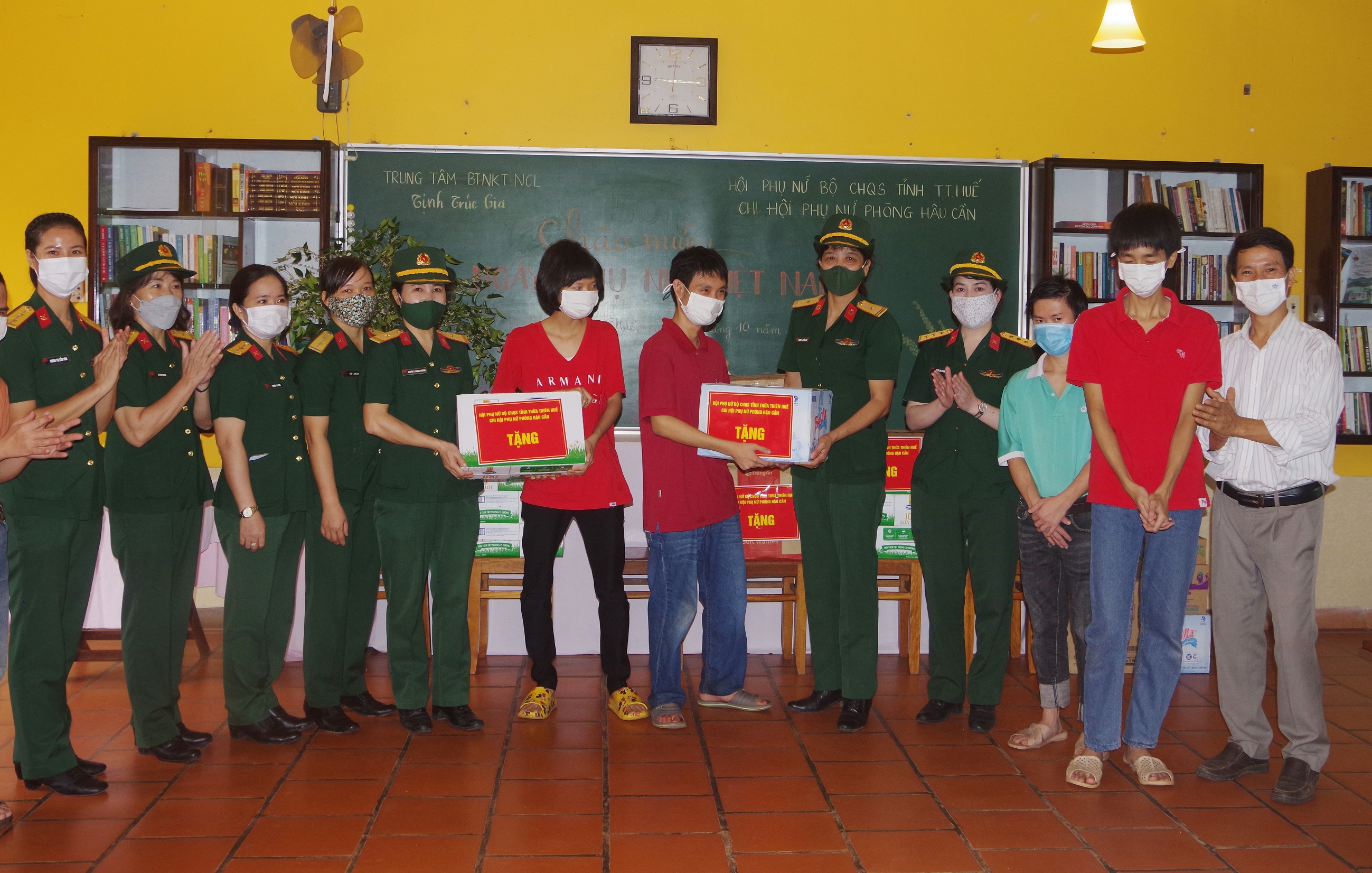 Thăm, tặng quà Trung tâm Bảo trợ người khuyết tật Tịnh Trúc Gia