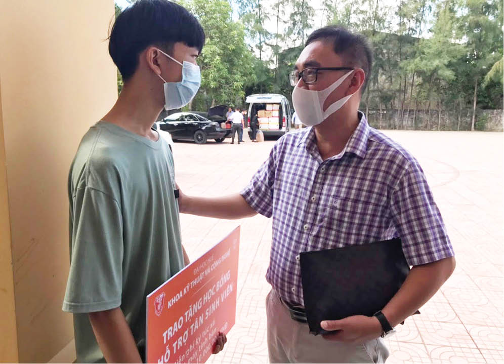 Khuyến khích, động viên tân sinh viên với nhiều học bổng