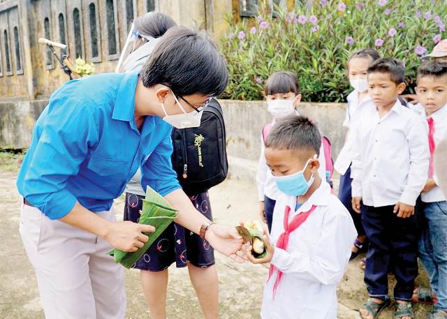 The meaning of the model of exchanging leaves for sticky rice in A Luoi