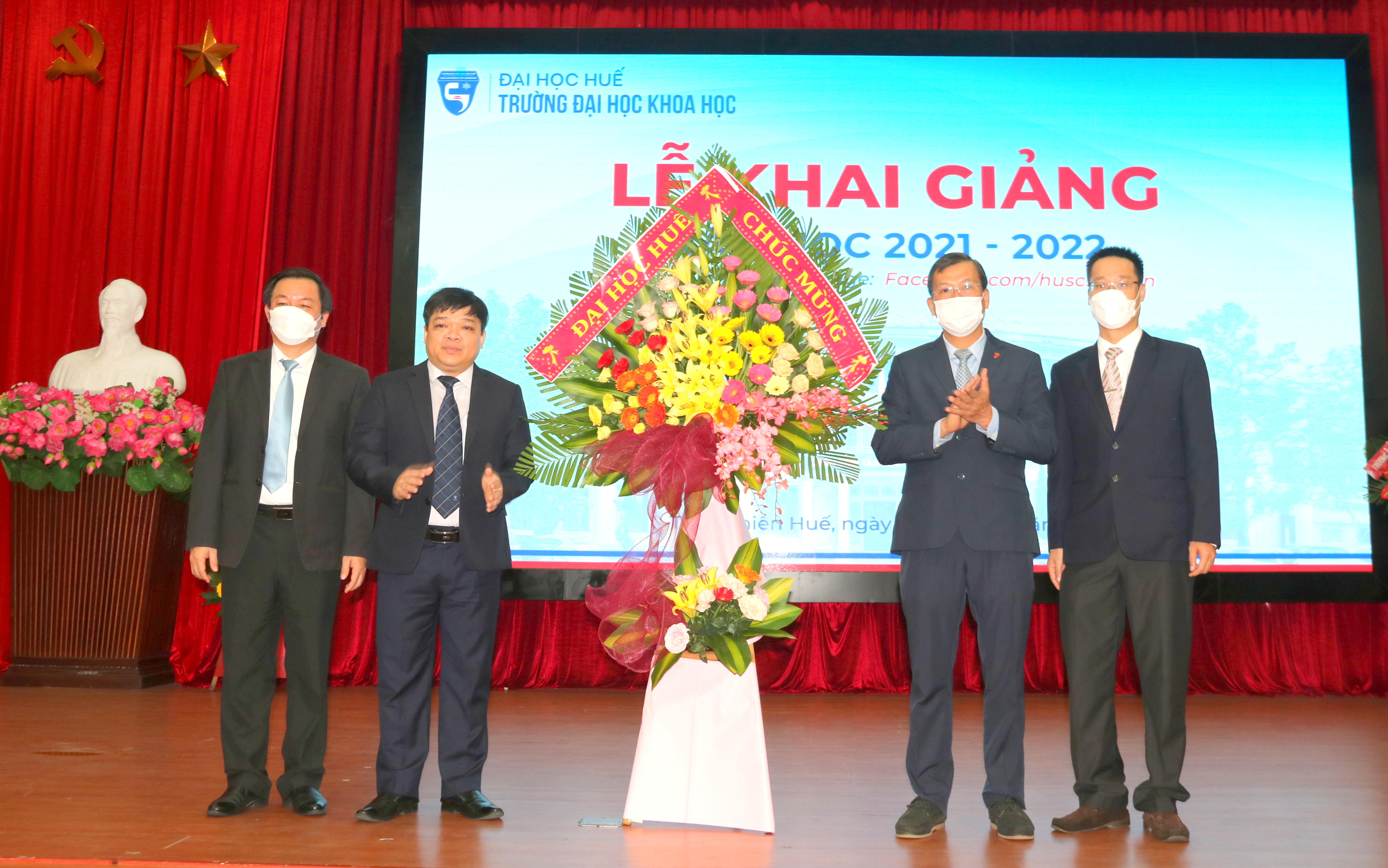 Trường ĐH Khoa học chào đón hơn 1 100 tân sinh viên