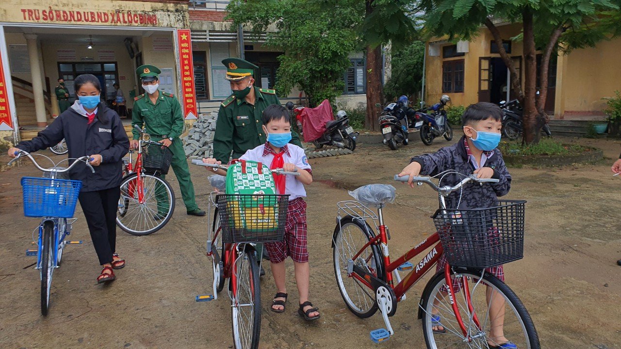 Trao 20 xe đạp tiếp sức cho học sinh vùng biển