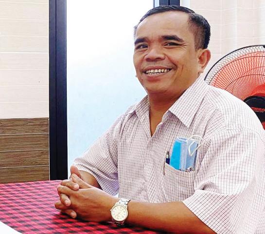 Thầy giáo Cơ Tu dạy xóa mù